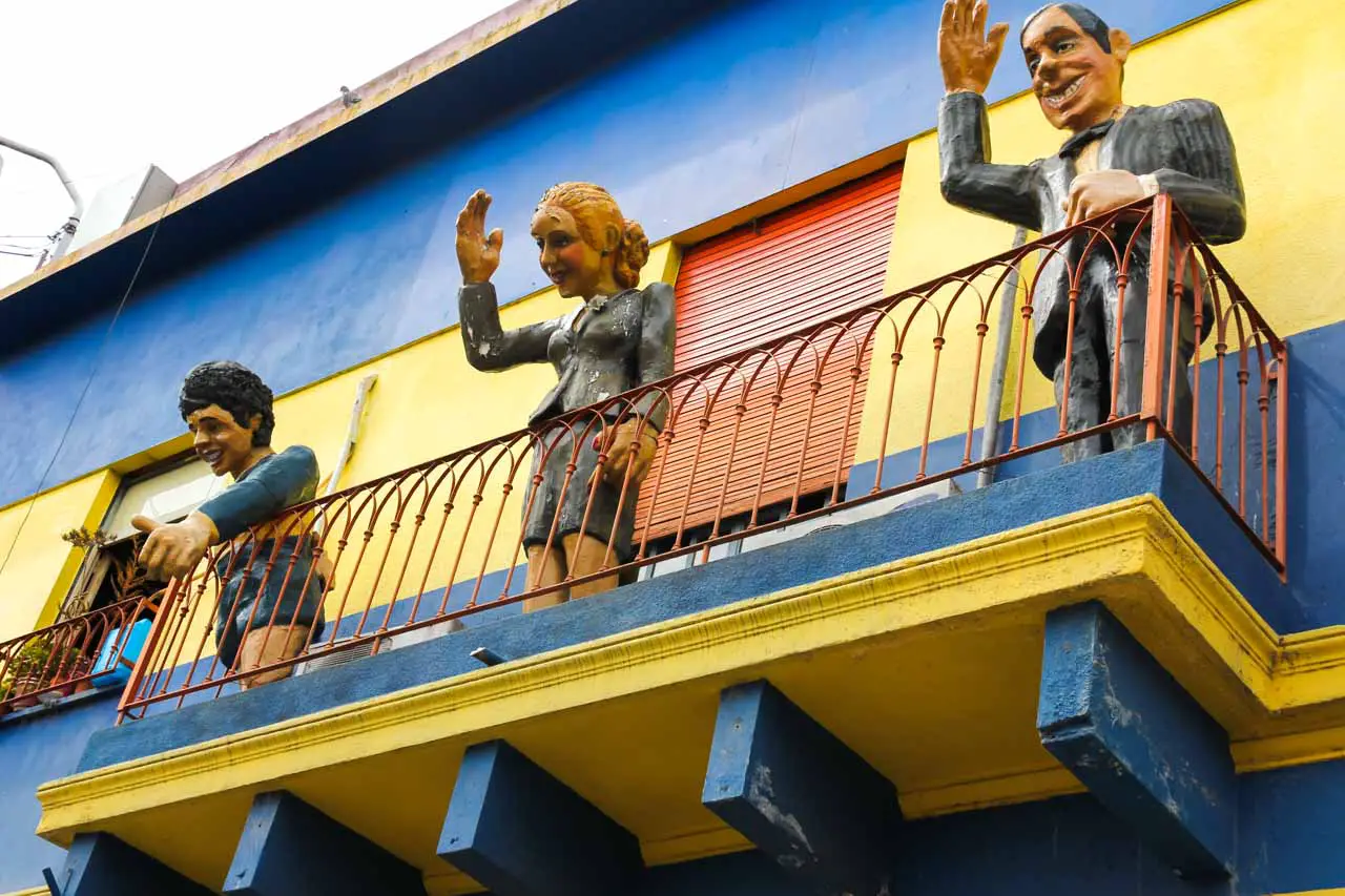 Balcony with statues of famous Argentinians waving