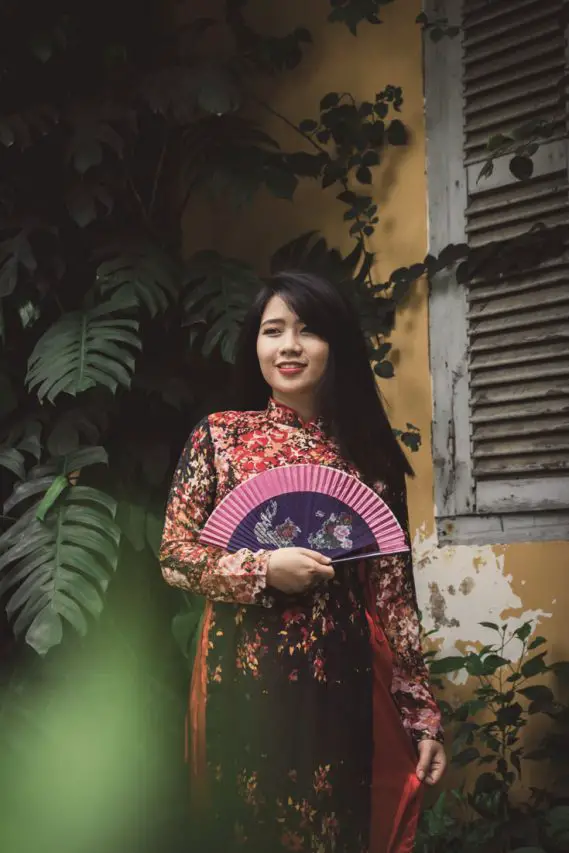 Vietnamese lady with fan