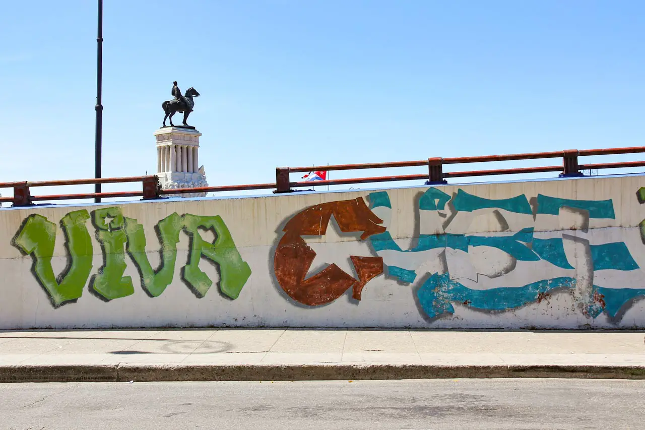 Faded wall mural that reads "Viva Cuba"