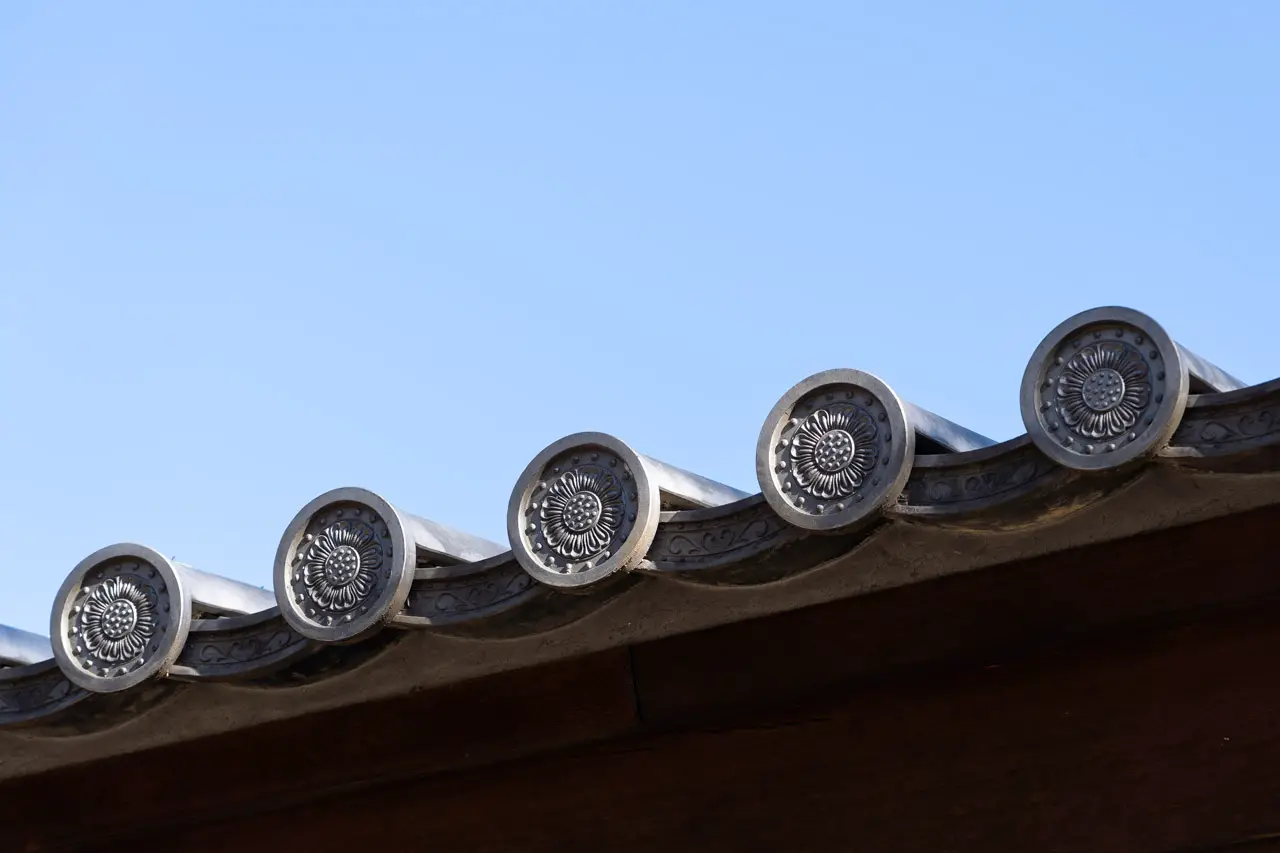 Japanese roof tiles with sunflower decoration