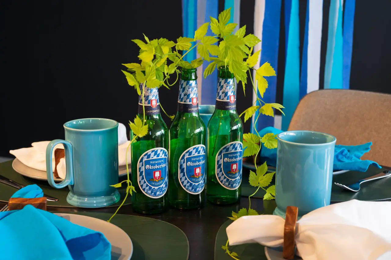 Table set in Bavarian colours white and blue