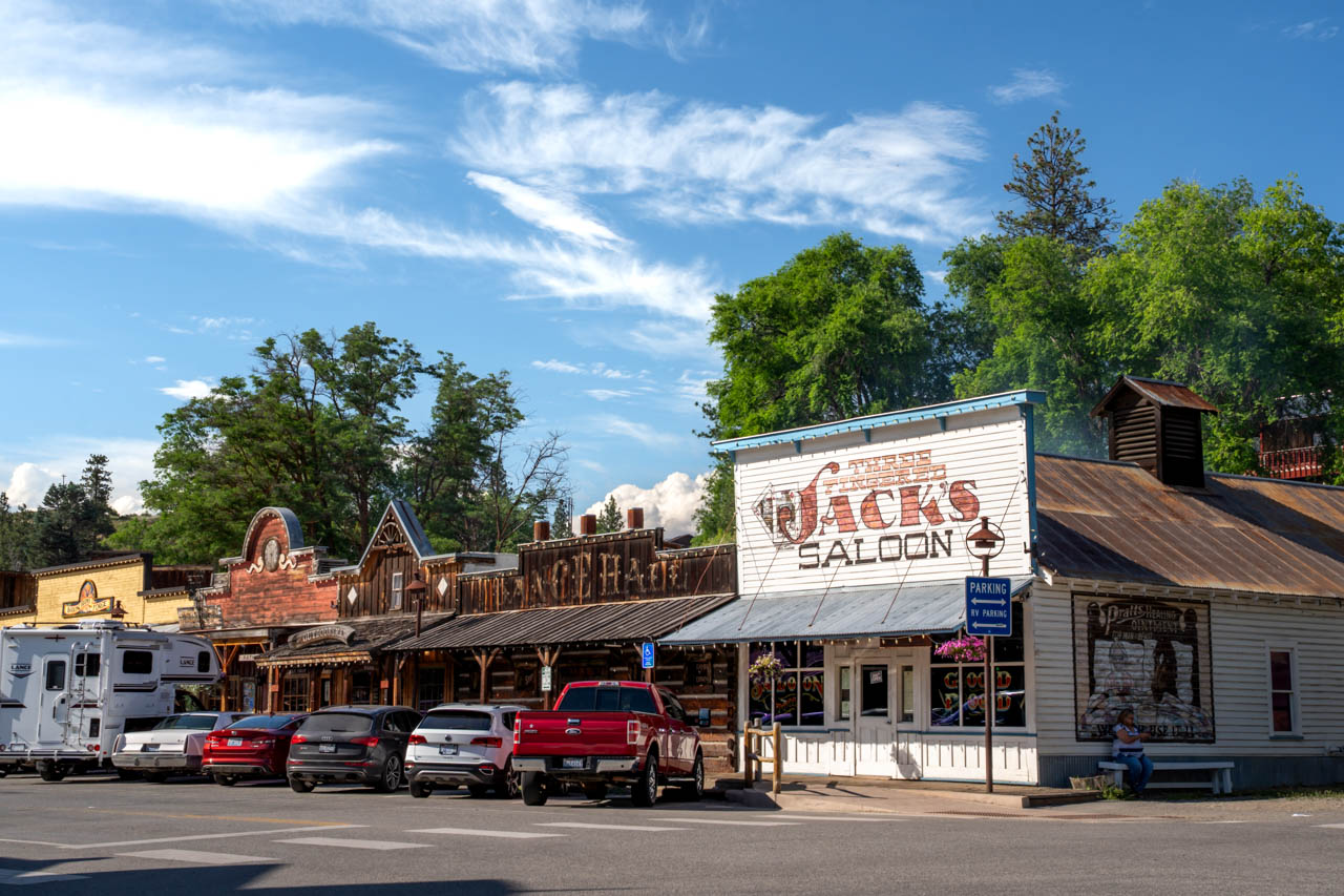 Three Finger Jack's Saloon and neighbouring shops and restaurants in main street of Winthrop
