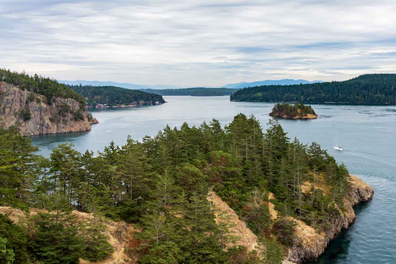 Photo Deception Pass and surrounding islands with cloudy sky