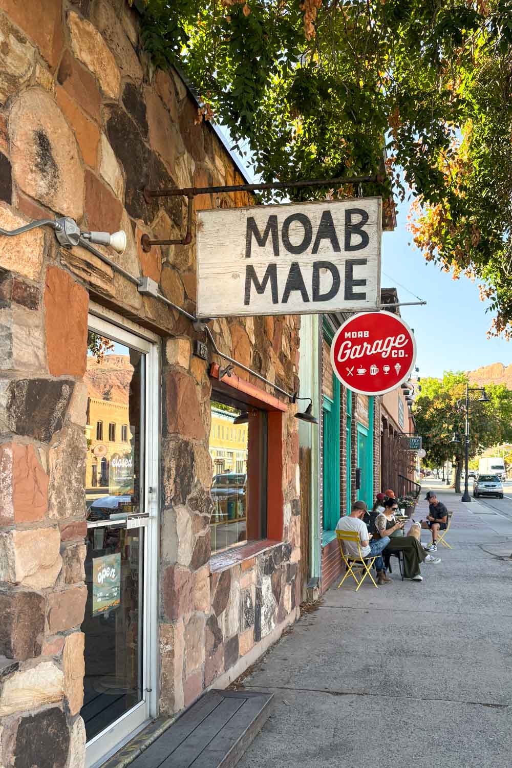 Image of sidewalk dinners infront of cafe and local shops