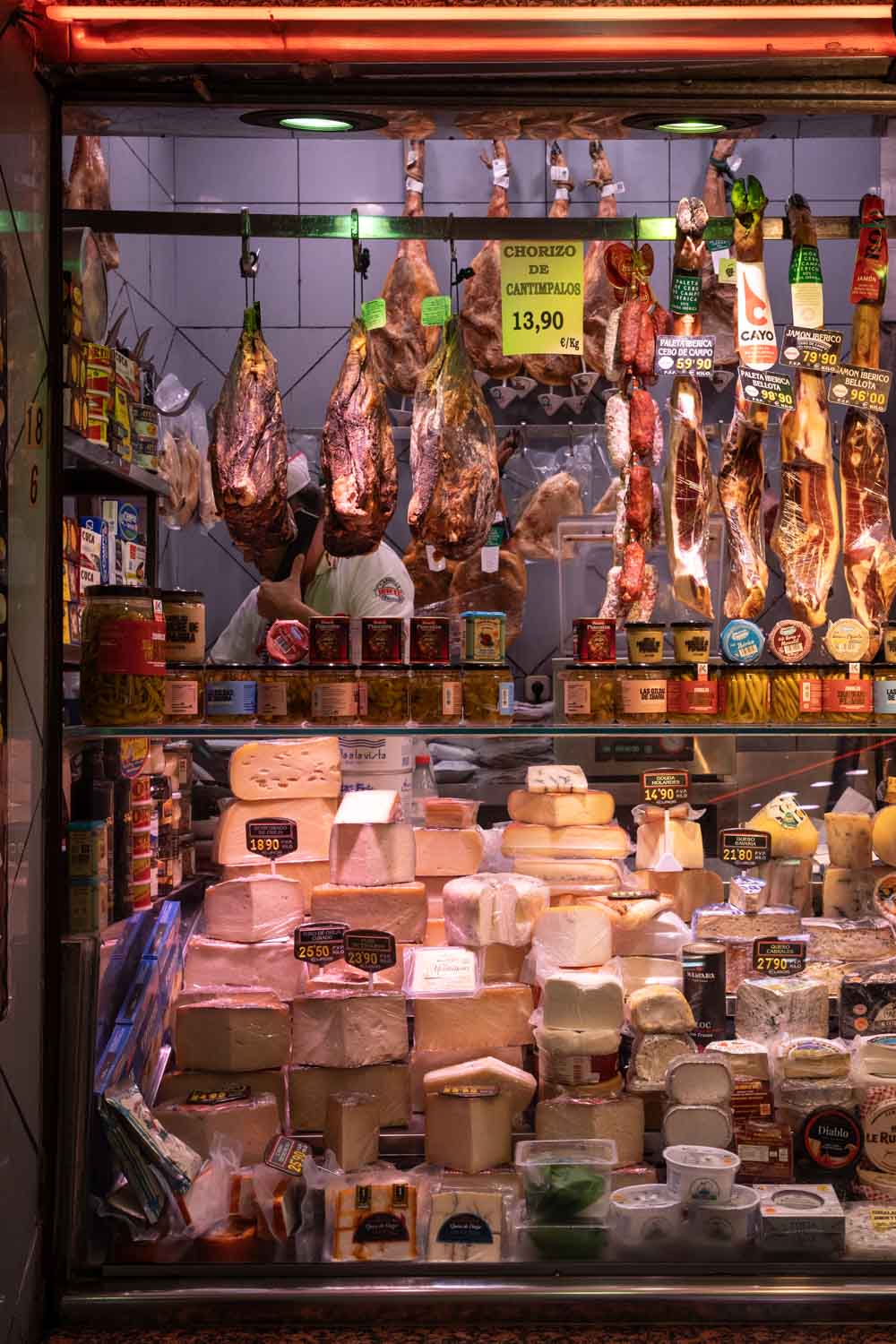 Market stall selling jamón Ibérico and cheese