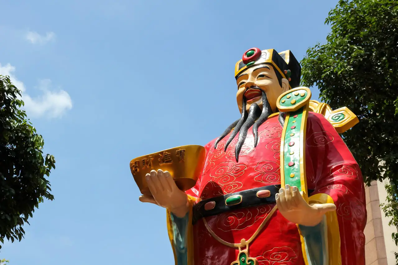 Statue of Fu Xing with blue sky behind