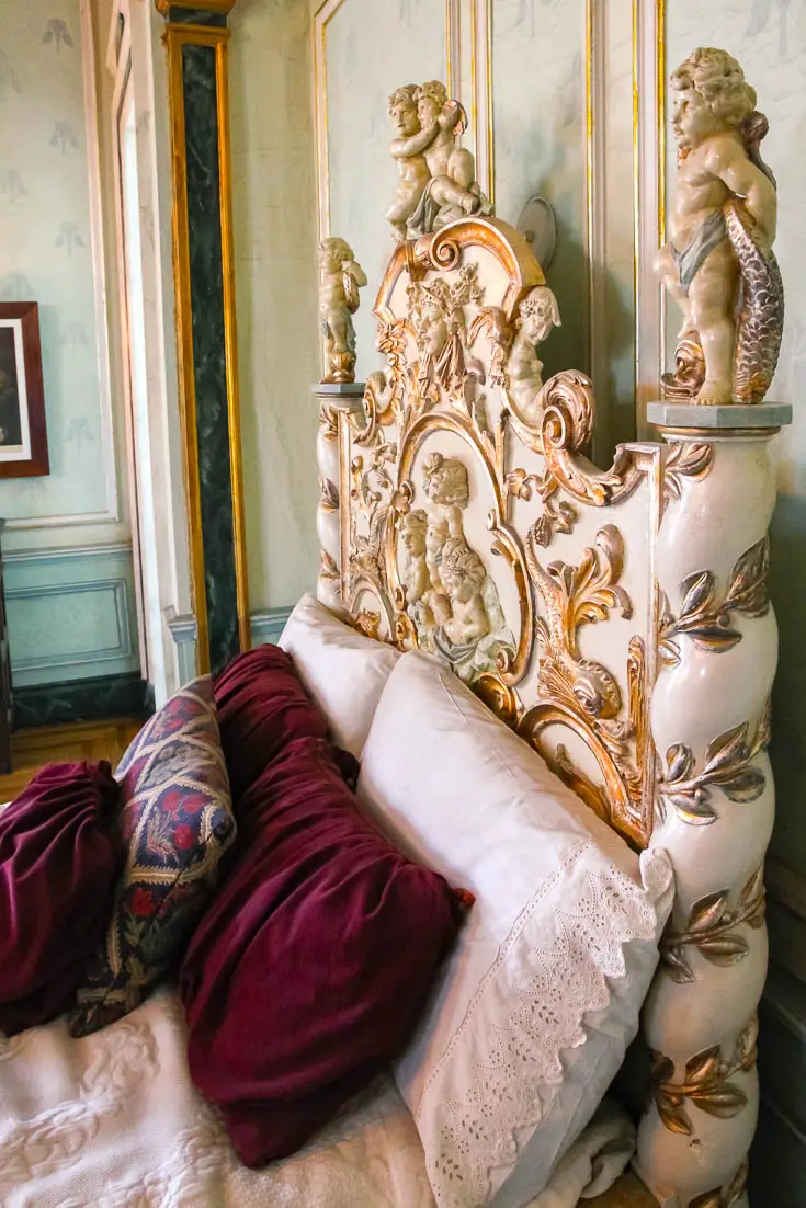 Baroque details of the Windsor Room with close up of Solomonic columns framing an ornately decorated bedhead