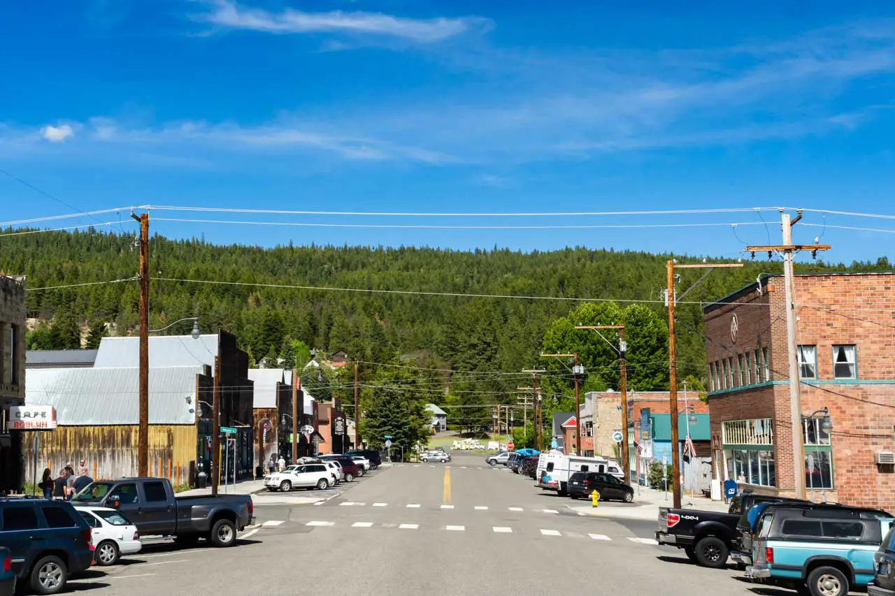 View down the main street of Roslyn with historic shopfronts and forest in the background