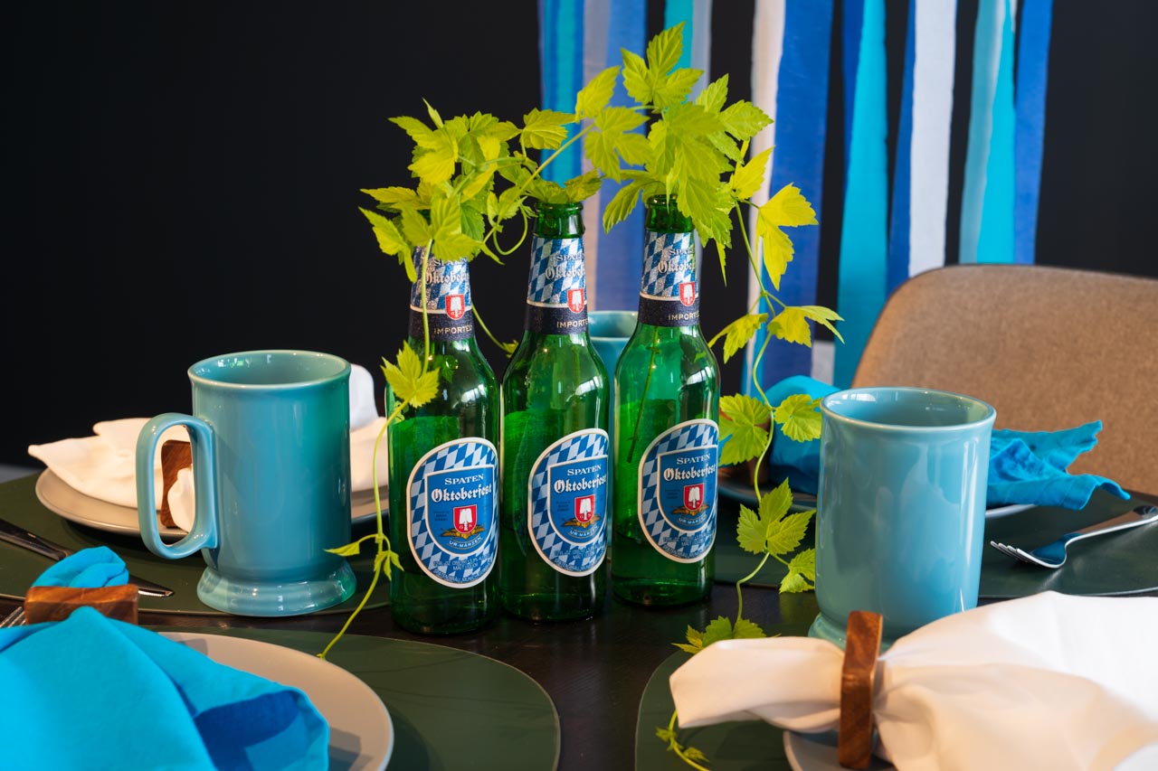 Table set in Bavarian colours white and blue