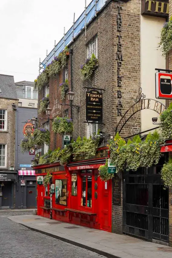 Photo of red pub in Temple Bar, Dublin