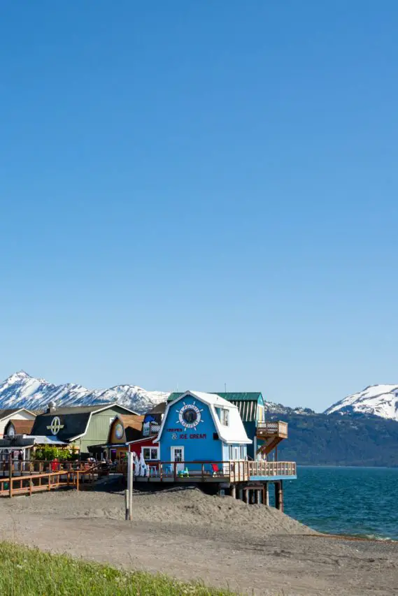 Colourful shops and restaurants on the spit of Homer with moutains in the background